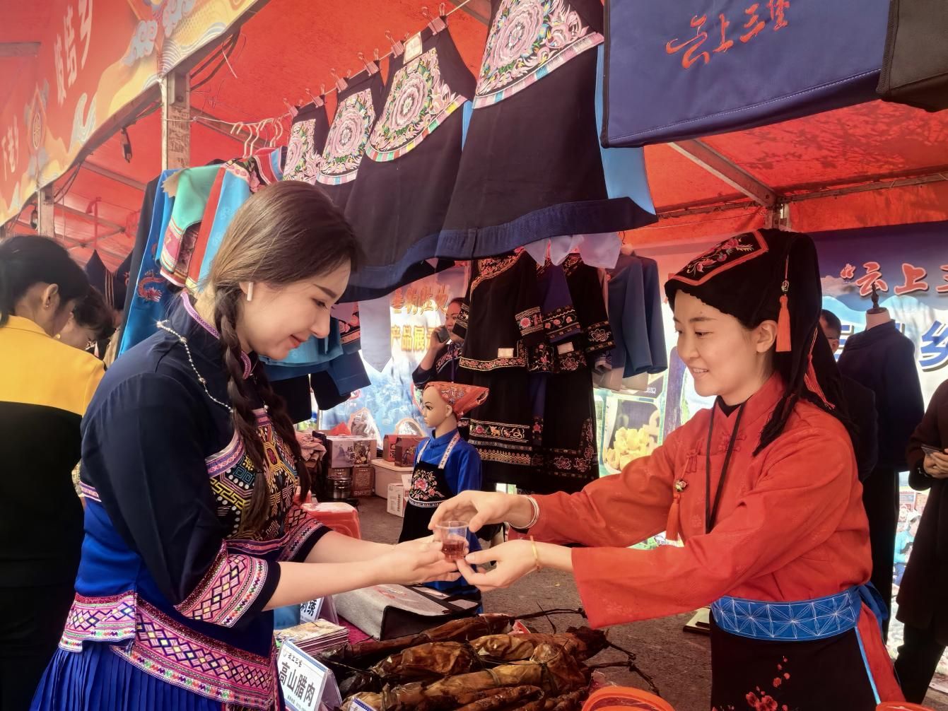 品美食、赏美景、体验多彩民俗  各地游客共赴广西乡村旅游嘉年华_fororder_图片9