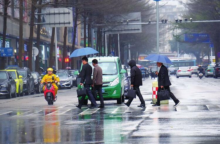 广西：回南天明日来袭 关好门窗防水汽