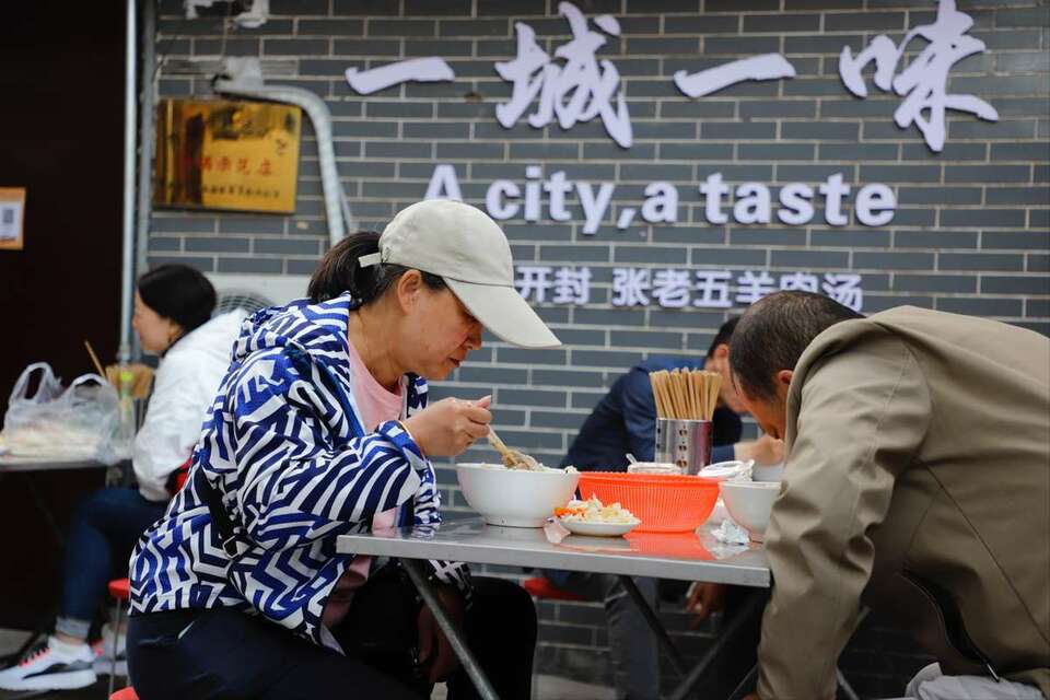 河南开封鼓楼区：夜市繁华与早餐文化交相辉映