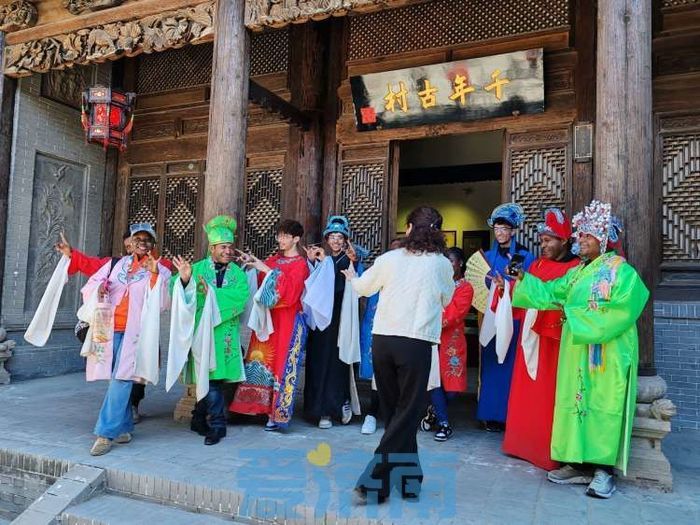 走读山东·感知济南 | 学葫芦烙画、品地方戏曲……外籍友人在济体会乡村地域民俗 感受“手造”非遗之美