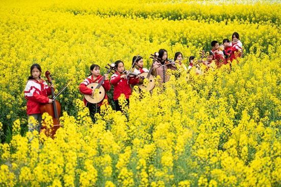 贵州天柱：农旅融合花海游_fororder_天柱县渡马镇少年宫学生在新民村花海练习吹奏