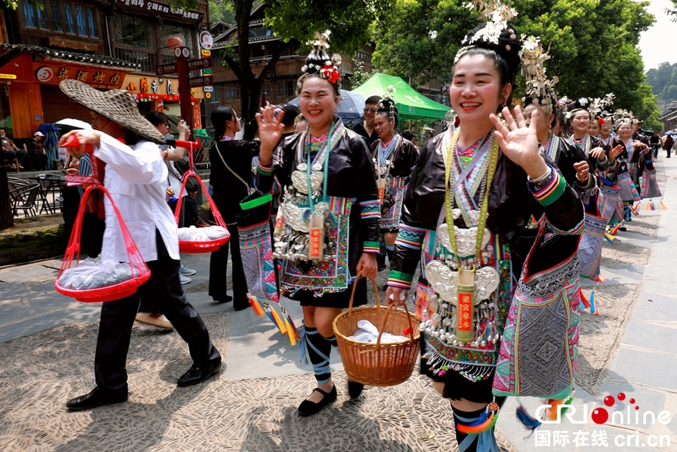 贵州黎平肇兴侗寨谷雨节丰富多彩 侗族同胞与游客同嗨_fororder_参加盛装巡游的侗家女 摄影杨展凌