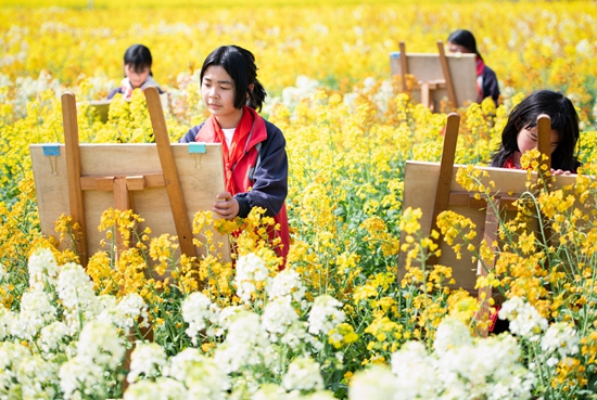 贵州天柱：农旅融合花海游_fororder_天柱县注溪乡小学学生在注溪花海写生