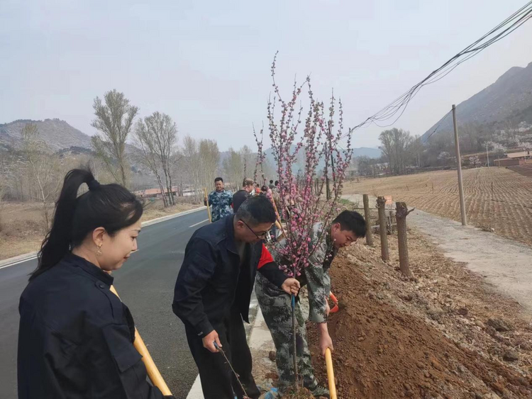 河北平泉：春暖义务植树 建设美丽乡村_fororder_图片 1