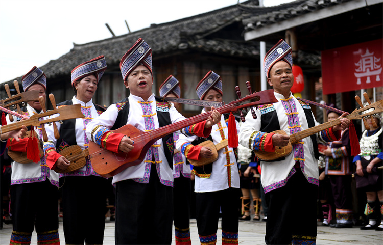 吹芦笙弹琵琶歌庆“祭萨节” 中外游客探秘广西龙胜原生态民族文化_fororder_3月24日，在广西桂林市龙胜各族自治县乐江镇宝赠村，侗族民众在“祭萨节”活动上弹唱琵琶歌。.JPG