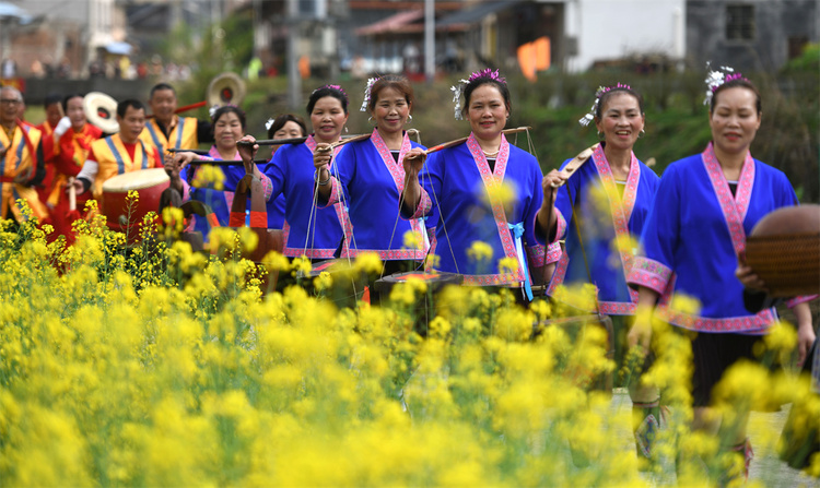 吹芦笙弹琵琶歌庆“祭萨节” 中外游客探秘广西龙胜原生态民族文化_fororder_3月24日，在广西桂林市龙胜各族自治县乐江镇宝赠村，侗族民众在参加民俗巡游。 (6).JPG