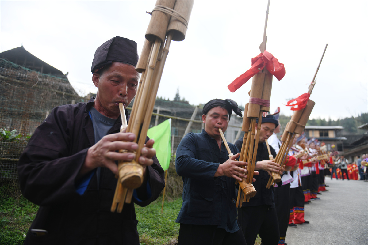 吹芦笙弹琵琶歌庆“祭萨节” 中外游客探秘广西龙胜原生态民族文化_fororder_3月24日，在广西桂林市龙胜各族自治县乐江镇宝赠村，侗族民众在吹芦笙迎宾。.JPG