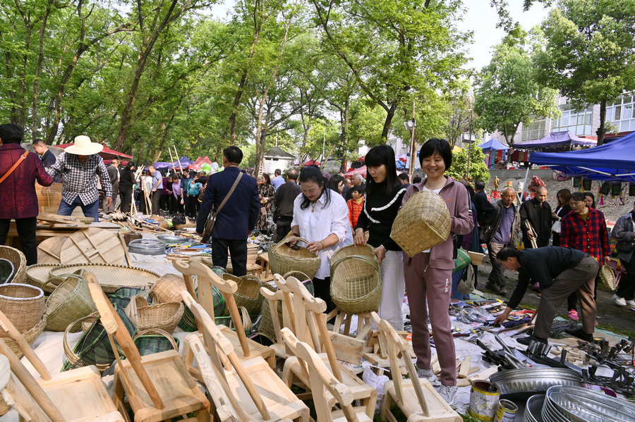 信阳新县：“非遗大市集”火热开市_fororder_游客正在挑选竹篮（焦汉平 摄）