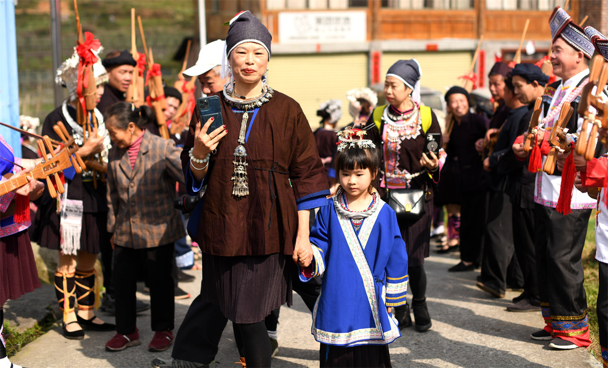 吹芦笙弹琵琶歌庆“祭萨节” 中外游客探秘广西龙胜原生态民族文化_fororder_3月24日，在广西桂林市龙胜各族自治县乐江镇宝赠村，侗族民众身着节日盛装前来参加“祭萨节”活动。.JPG