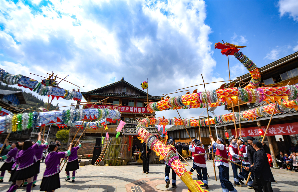 吹芦笙弹琵琶歌庆“祭萨节” 中外游客探秘广西龙胜原生态民族文化_fororder_3月24日，在广西桂林市龙胜各族自治县乐江镇宝赠村，侗族民众在“祭萨节”活动上表演舞龙。.JPG