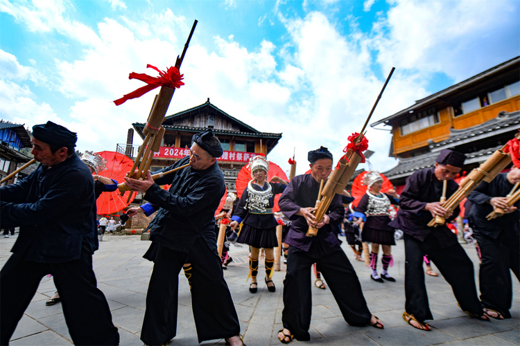 吹芦笙弹琵琶歌庆“祭萨节” 中外游客探秘广西龙胜原生态民族文化_fororder_3月24日，在广西桂林市龙胜各族自治县乐江镇宝赠村，侗族民众在表演芦笙踩堂。 (1).JPG