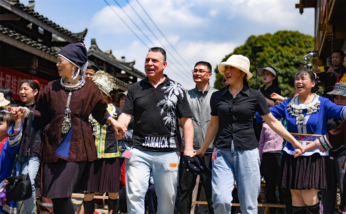 吹芦笙弹琵琶歌庆“祭萨节” 中外游客探秘广西龙胜原生态民族文化_fororder_3月24日，在广西桂林市龙胜各族自治县乐江镇宝赠村，侗族民众与游客在欢跳多耶舞。 (1).JPG