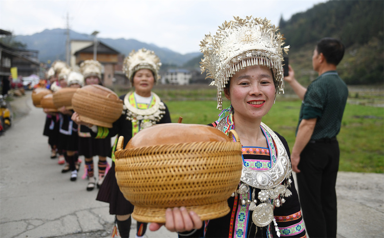 吹芦笙弹琵琶歌庆“祭萨节” 中外游客探秘广西龙胜原生态民族文化_fororder_3月24日，在广西桂林市龙胜各族自治县乐江镇宝赠村，侗族民众在参加民俗巡游。 (8).JPG