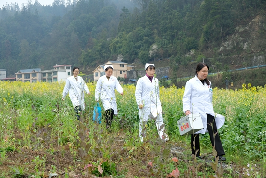 贵州天柱邦洞街道中心卫生院：签约服务暖民心_fororder_走村串寨去义诊.JPG