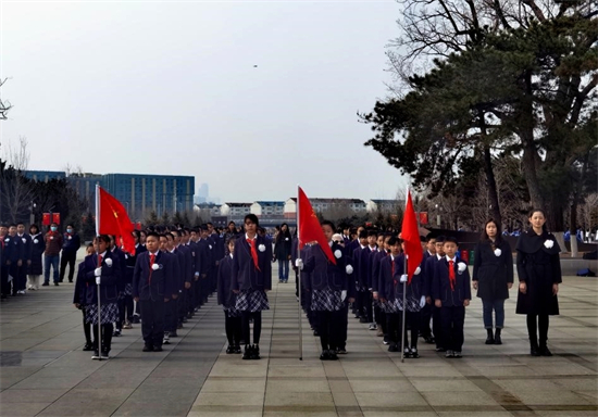 网络中国节 | 沈阳学生清明前夕祭扫抗美援朝烈士墓：今日盛世，如您所愿_fororder_清明1