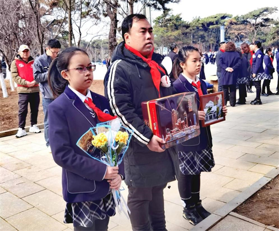 网络中国节 | 沈阳学生清明前夕祭扫抗美援朝烈士墓：今日盛世，如您所愿_fororder_清明3