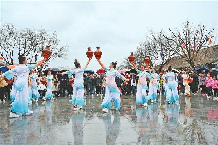 天水麻辣烫火爆 带动甘肃多地跃升为热门旅游城市_fororder_1