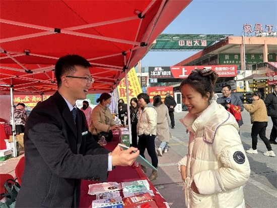 农行无锡新吴支行开展“金融消保在身边 保障权益防风险”主题宣教活动_fororder_图片2