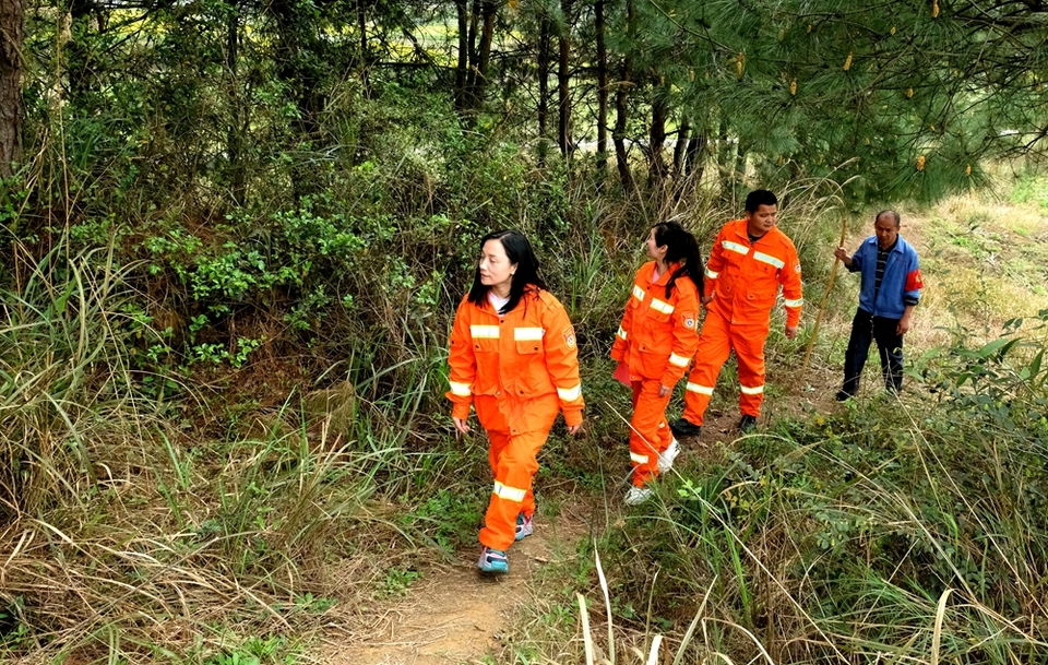 贵州天柱：筑牢森林防火“安全线”_fororder_3月26日，天柱县邦洞街道高野村森林防火志愿者和护林员巡逻。.JPG