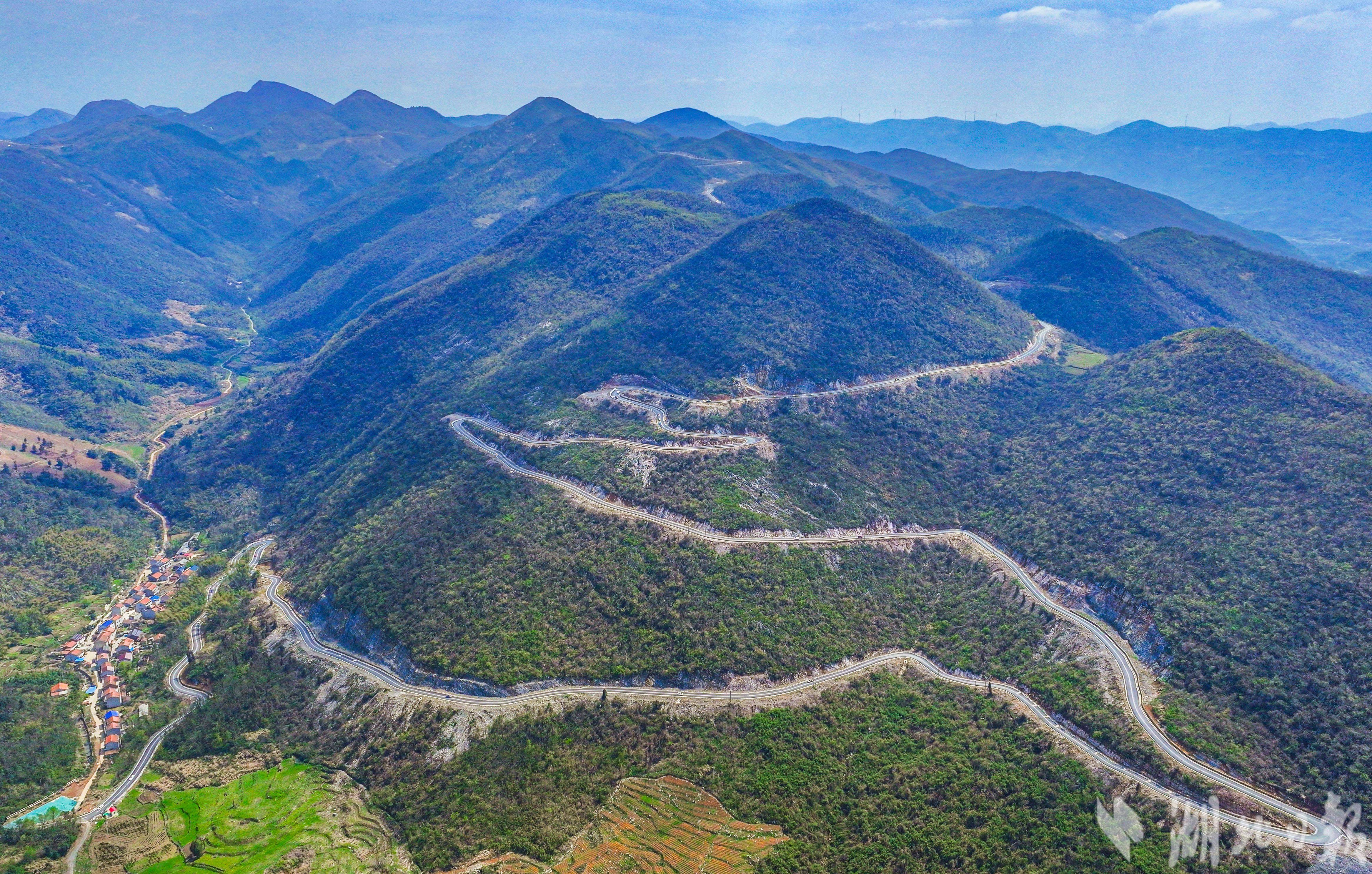 湖北大冶一条“彩虹公路”串起深山致富路