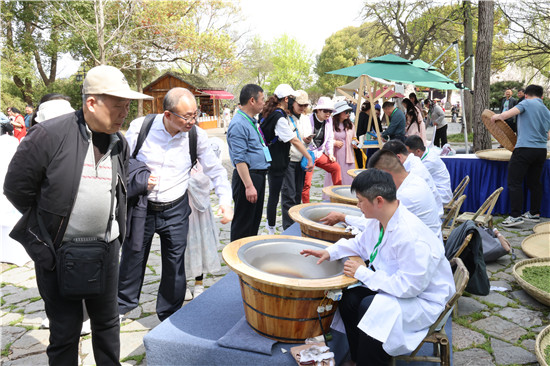 商城、苏州以茶为媒 打造苏信对口合作新典范_fororder_现场炒茶引围观 罗玉兰摄