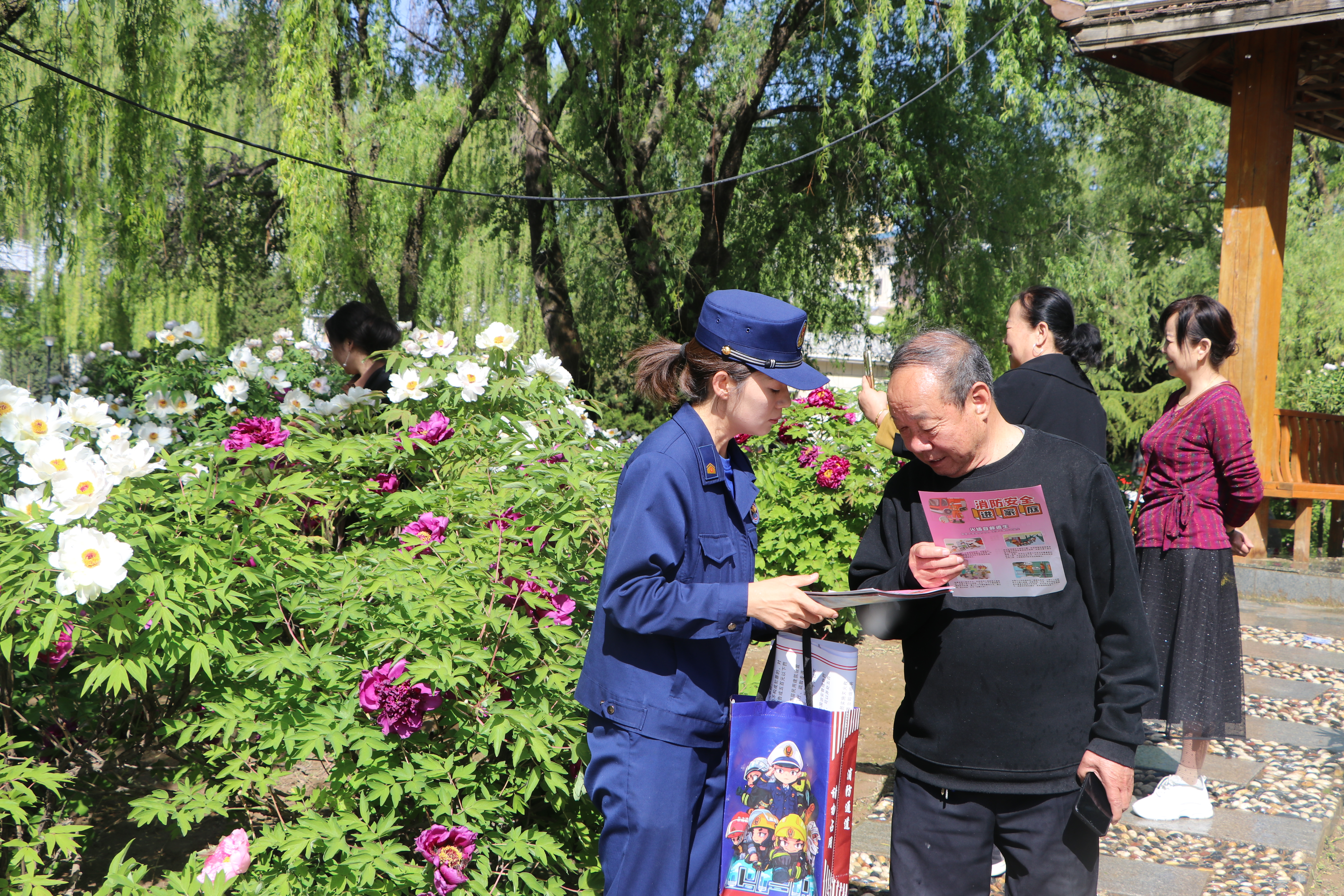 甘肃庆阳：西峰消防“五一”节前进景区送“防火套餐”_fororder_图片1