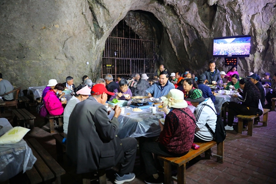 贵州绥阳：“五一”玩法上新 打开文旅消费新方式_fororder_红果树洞穴火锅（潘娅摄）.JPG