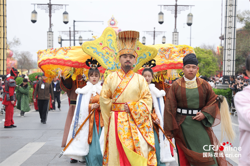 【春日里的河南】开封：千名演员、万名观众共“绘”春日巡游“画卷”_fororder_“皇帝”巡游.JPG