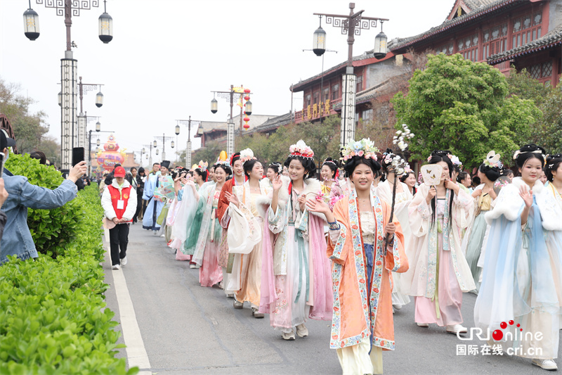 【春日里的河南】开封：千名演员、万名观众共“绘”春日巡游“画卷”_fororder_巡游队伍与观众互动.JPG