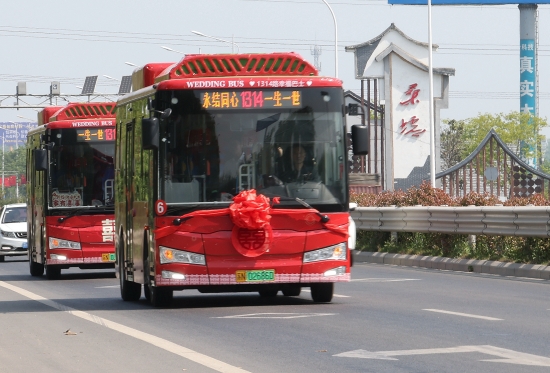 宿迁沭阳：公交婚车“囍”卷全城 “低碳”迎亲倡树“文明新风”_fororder_图片7_副本