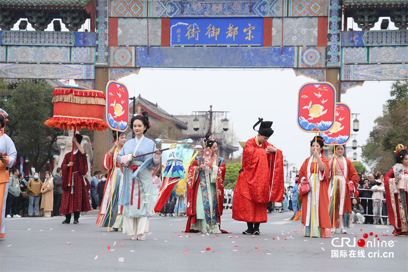 【春日里的河南】开封：千名演员、万名观众共“绘”春日巡游“画卷”_fororder_宋式婚礼展演.JPG