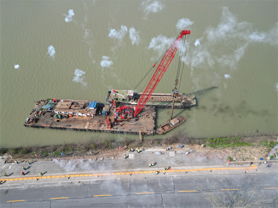 宁盐高速扬州段高邮湖特大桥跨京杭运河悬浇梁主墩钢栈桥施工正式启动_fororder_图片4