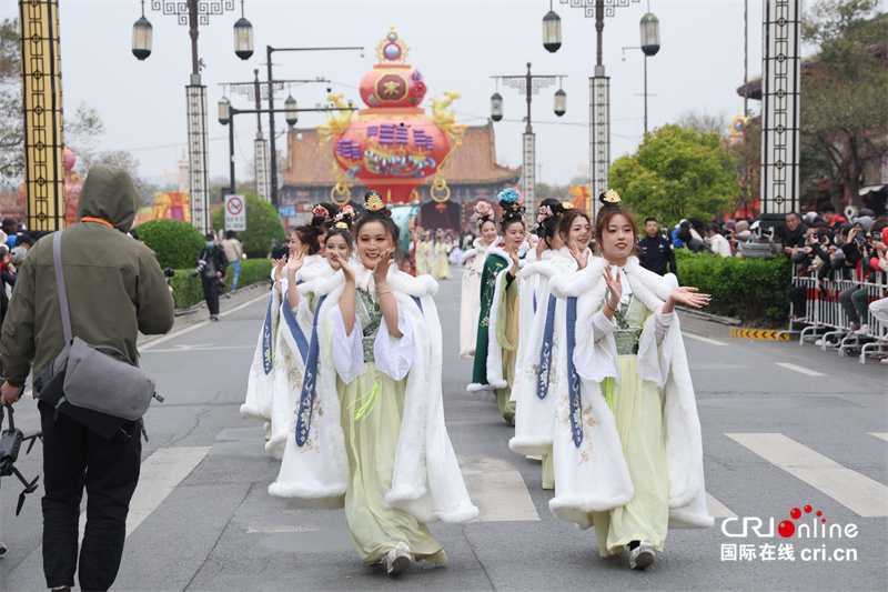 【春日里的河南】开封：千名演员、万名观众共“绘”春日巡游“画卷”_fororder_《宋“潮”涌》篇章展演.JPG