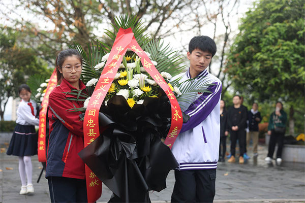 重庆忠县图书馆组织阅读爱好者清明节祭奠英烈_fororder_图片2