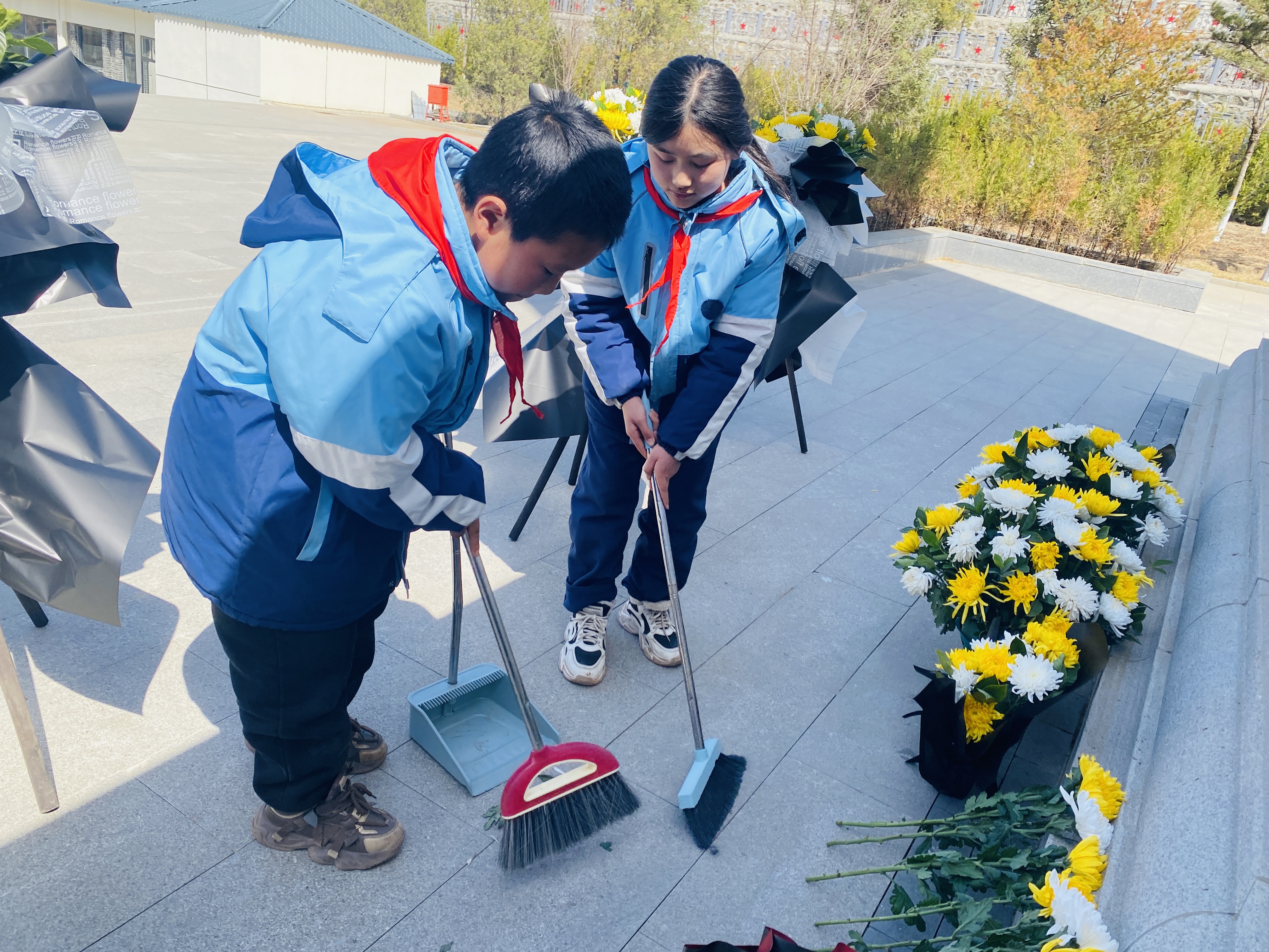 滦平县付家店中心校组织学生们到烈士陵园扫墓 摄影 聂慧滦平县虎什哈