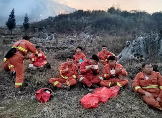 六盘水市水城区森林消防救援大队大队长毕加伟：逆火而行的火场“总指挥员”_fororder_640 (2)