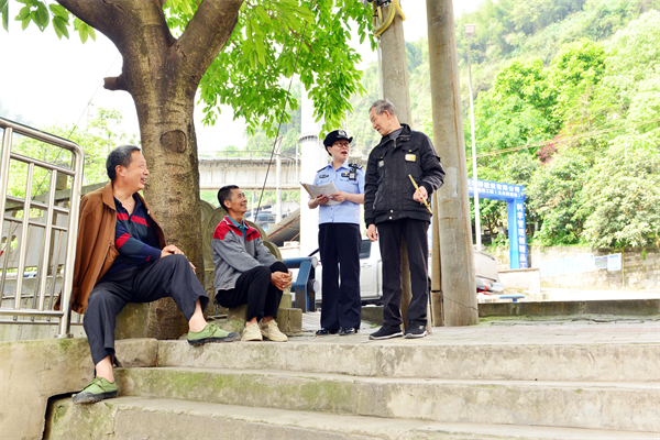 重庆市万州区民警周桂秋：扎根基层25年 真情诠释为民情怀_fororder_图片1