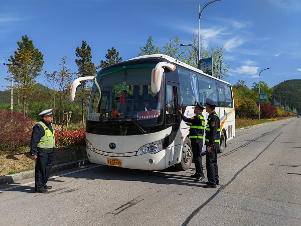 重庆奉节：多部门联合打击非法营运_fororder_微信图片_20240410131250