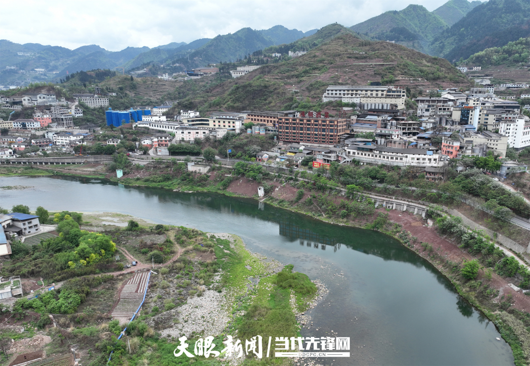 （中首）“飞阅”贵州茅台镇