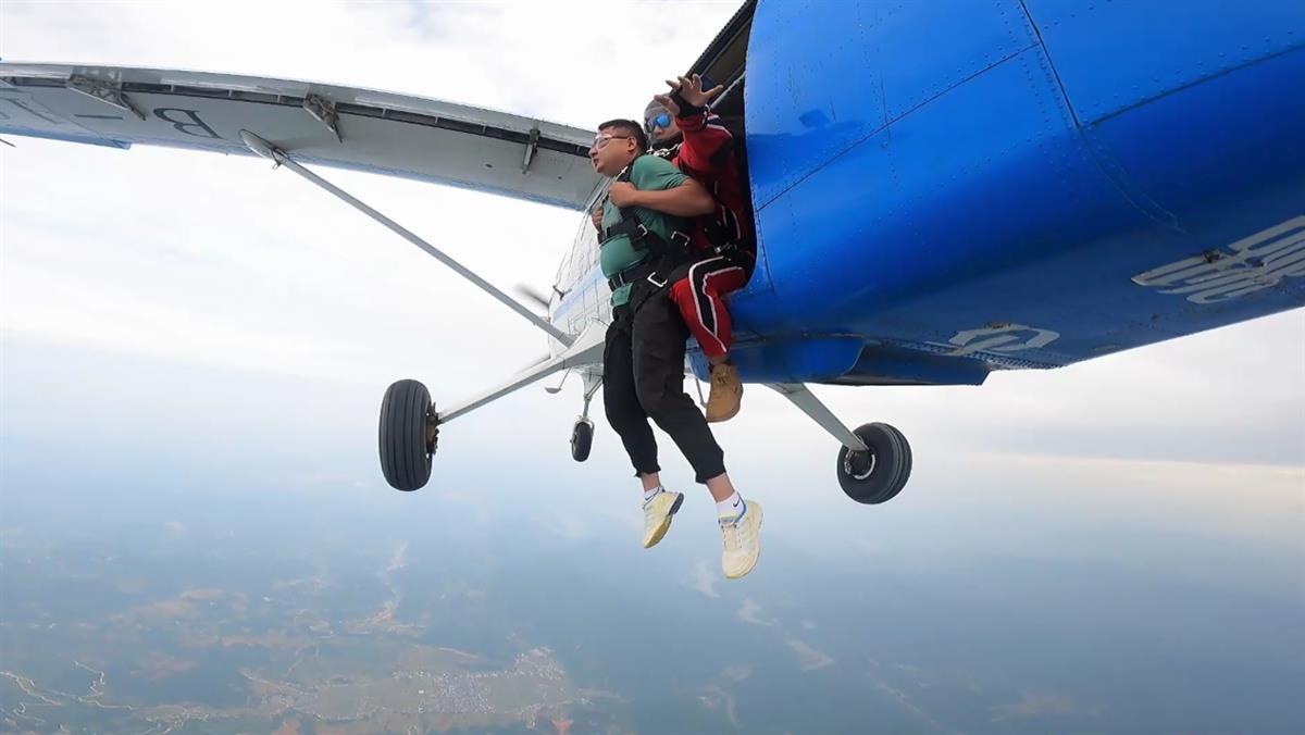 湖北十堰市首次机降高空跳伞在竹山首跳成功