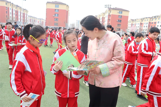 花开文字间 沈阳市道义第二小学启动校园读书节暨读书漂流活动_fororder_黄非读书1