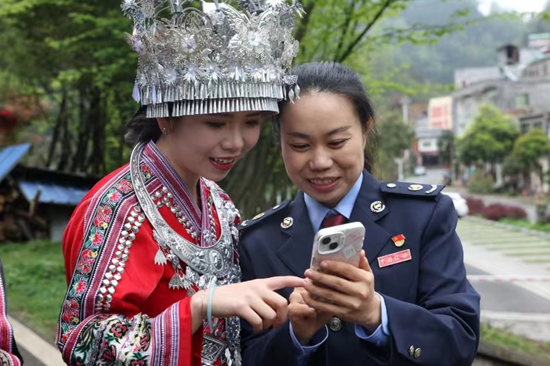 贵州税务：税“惠”赋能旅游产业 约您一起“上春山”_fororder_图为青年税务干部在九洞天景区向游客宣传税收法律法规