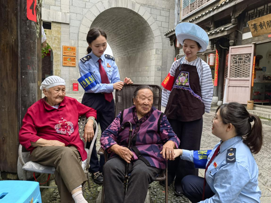 贵州税务：税“惠”赋能旅游产业 约您一起“上春山”_fororder_图为贞丰县税务局税务干部在古镇宣传税收优惠政策