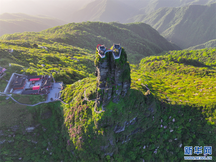 贵州梵净山：初夏风光旖旎如画