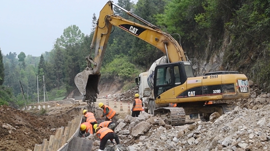 贵州镇远G211大地至小田溪公路改扩建工程火热施工_fororder_4月16日(1)