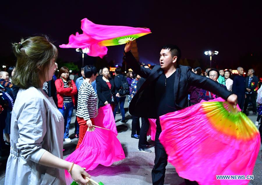 Yangge dancing troupe brings visitors authentic flavor of China' s North Shaanxi culture