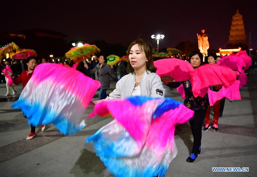 Yangge dancing troupe brings visitors authentic flavor of China' s North Shaanxi culture