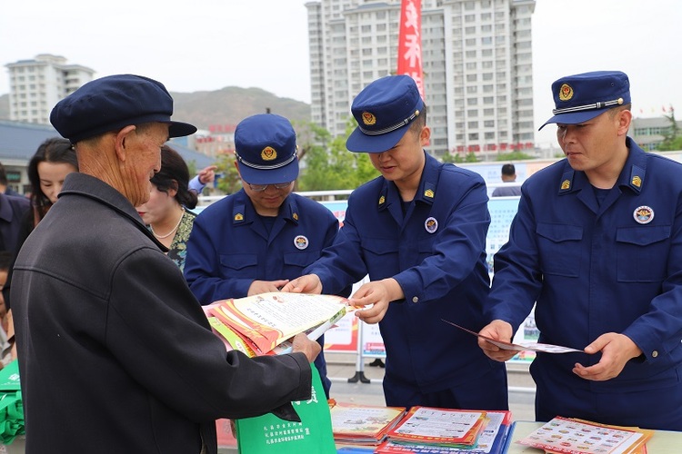 【原创】甘肃陇南礼县消防救援大队以民法典宣传月为平台开展消防宣传“进广场”活动_fororder_2024051515491743