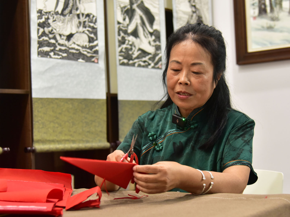 敦化剪纸艺术家高飞“剪出”传统文化和家乡美景