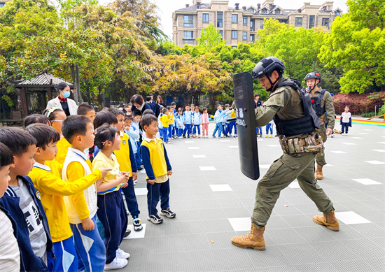 公益救援队助力 南京御水湾三之三幼儿园开展校园安全防暴恐演练_fororder_图片3